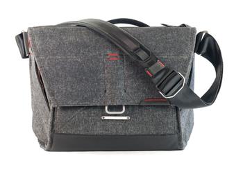 Peak Design The Everyday Messenger 13" - brašna tmavě šedá (Charcoal)