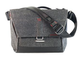 Peak Design The Everyday Messenger 13" - brašna tmavě šedá (Charcoal) - rozbaleno